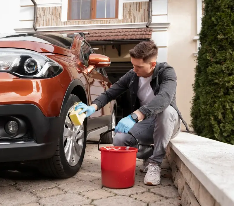 Lavage auto à domicile Freyming-Merlebach : professionnel intervenant sur un véhicule